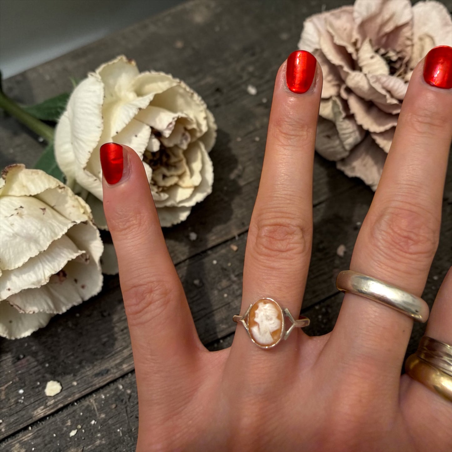 Anello in argento 800 con piccolo cammeo su conchiglia, italiano, anni ‘40-‘50