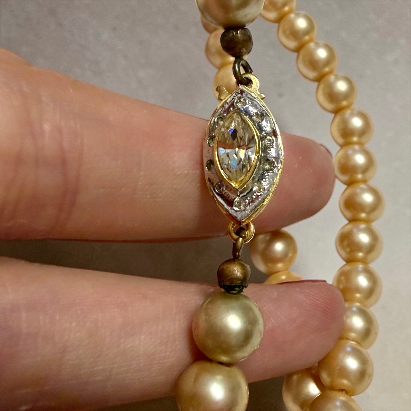 Collana sautoir lunga 1,5 metri art déco anni ‘20 in perle di vetro, chiusura navetta bagnata in oro