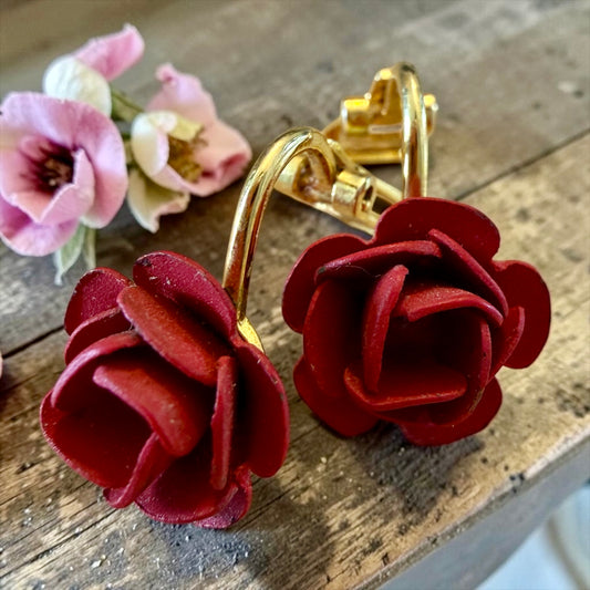 Orecchini con clip dorata a guisa di rose rosse, francesi anni ‘50-‘60