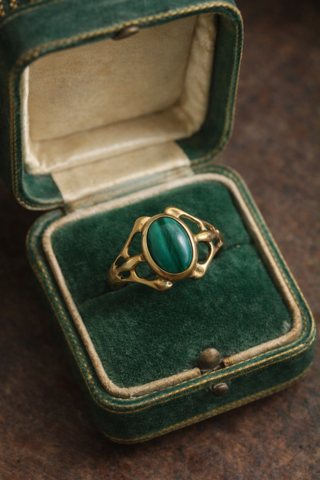 Anello placcato oro basso con cabochon malachite, linee liberty