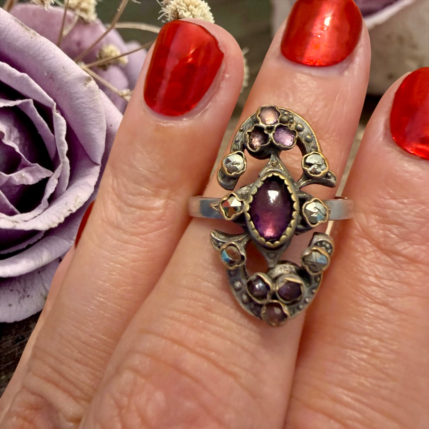Anello con gambo in argento contemporaneo e parte lavorata antica liberty