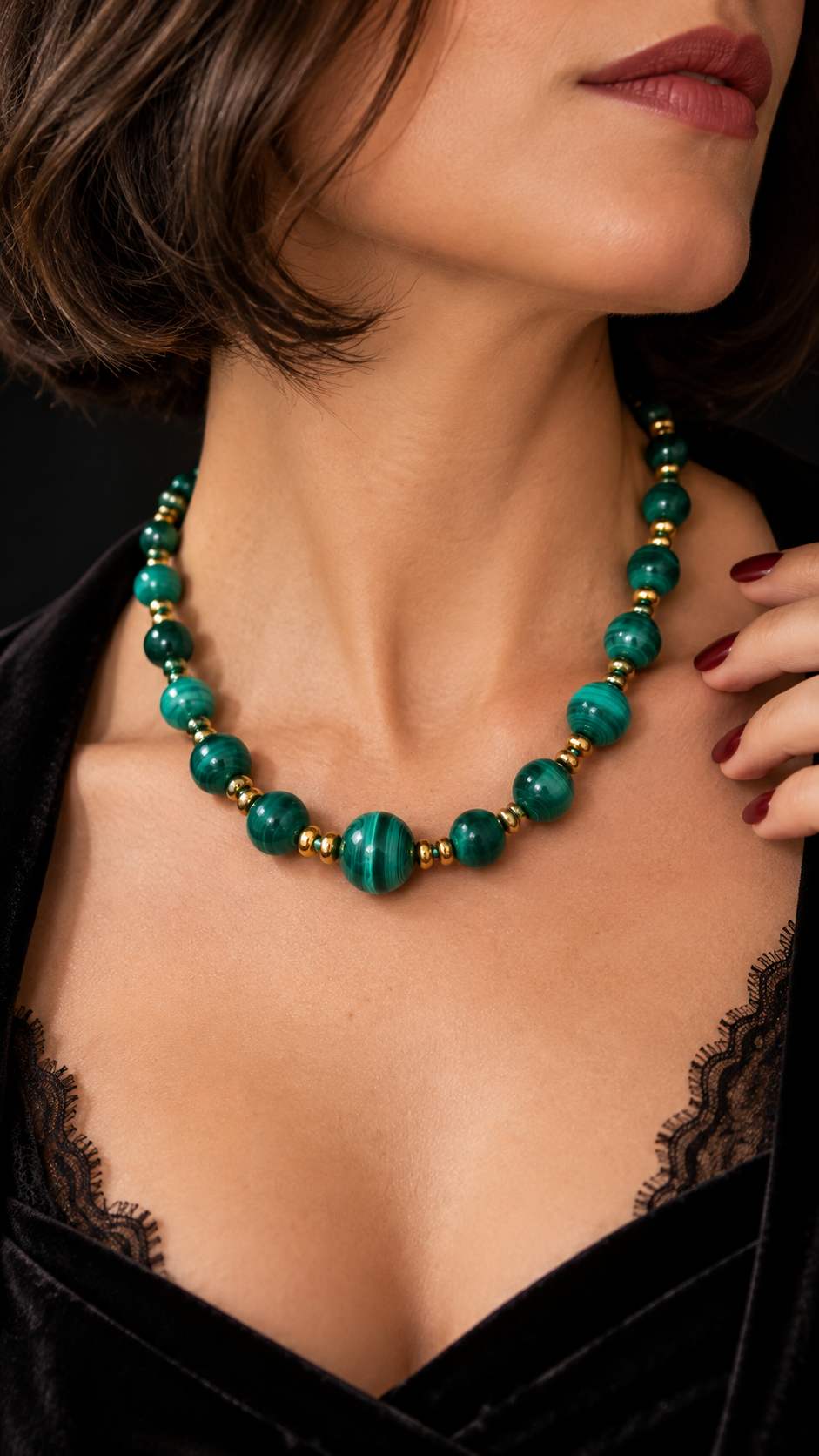 Splendida collana girocollo in perle di malachite degradé