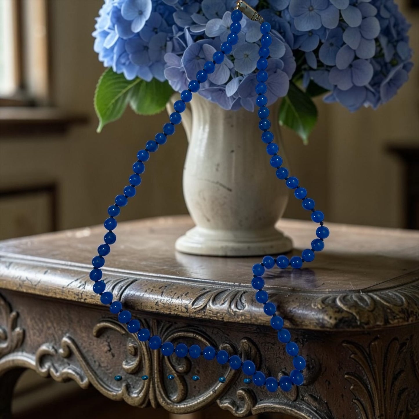 Collana in opalina azzurro/blu annodata ed infilata a mano, anni ‘20, chiusura metallo bianco art déco