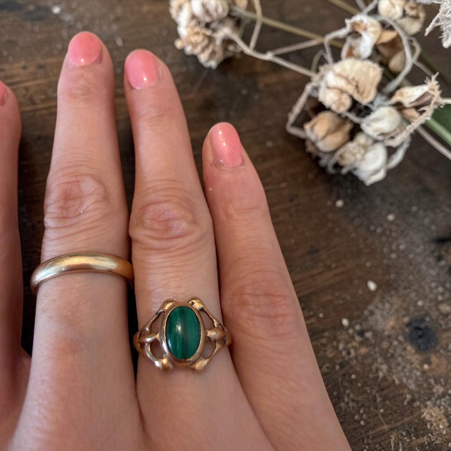 Anello placcato oro basso con cabochon malachite, linee liberty