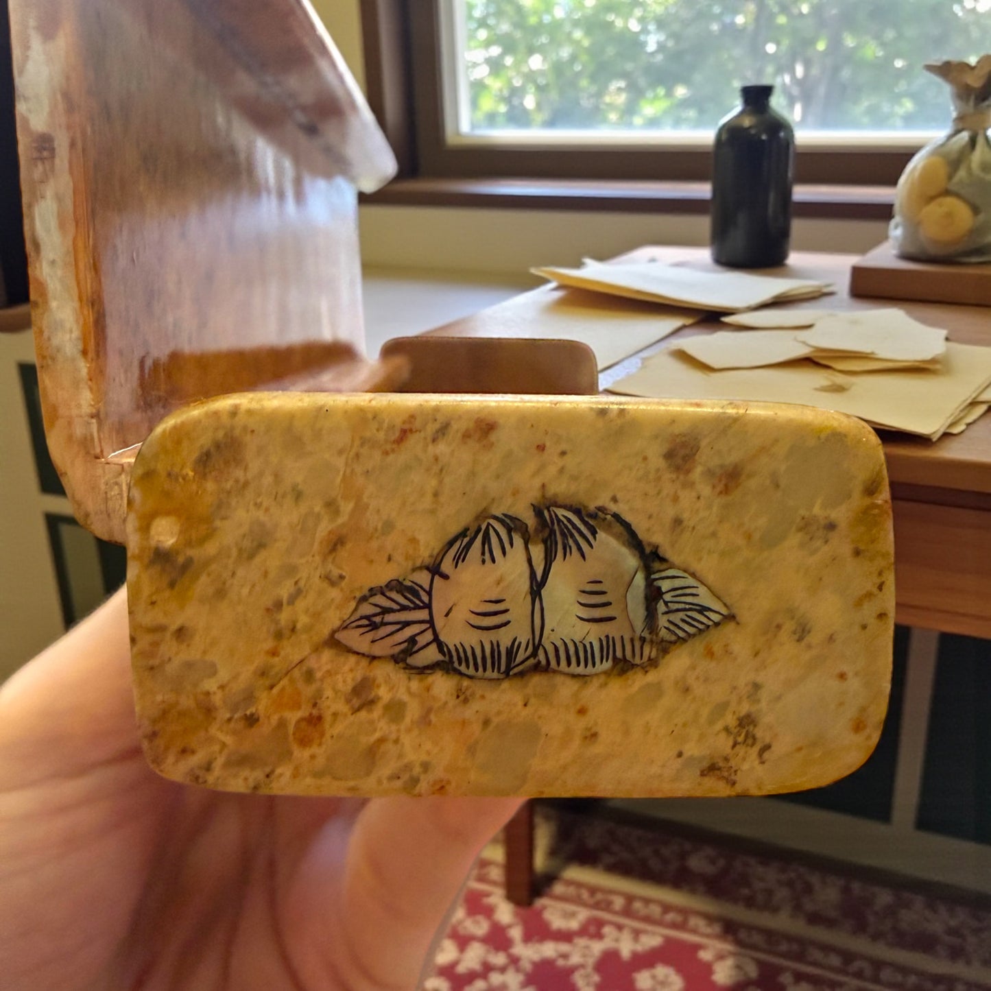 Plumier in pietra (prob. Steatite) decorato con madreperla incisa e pigmentata, anni ‘20-‘40