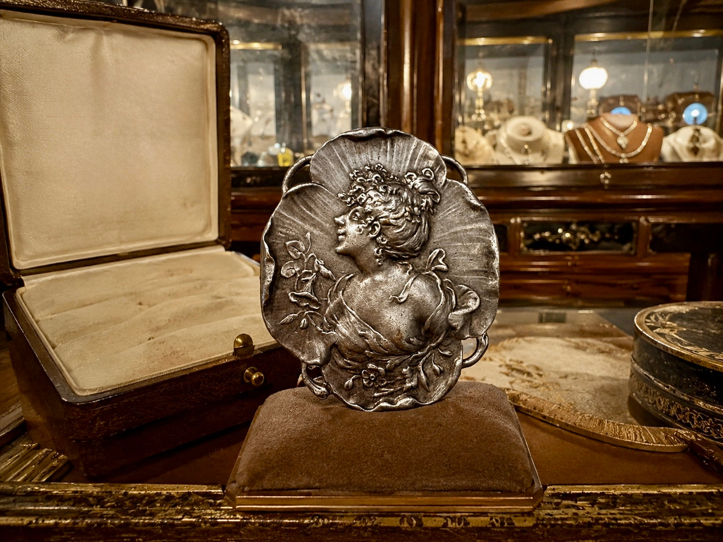 Spilla con profilo donna art Nouveau su viola del pensiero, placcata argento, primo ‘900