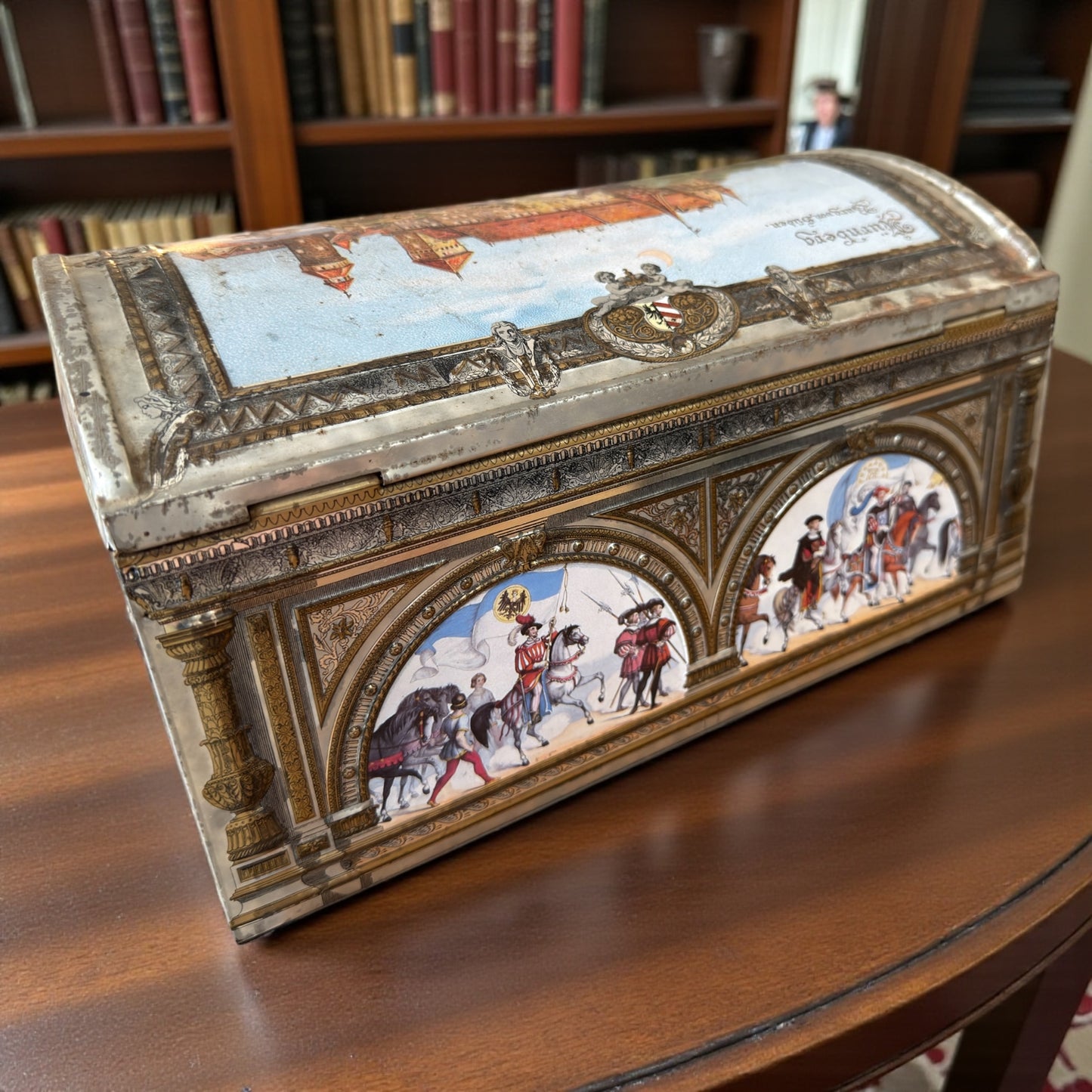 Grande biscottiera scatola di latta tedesca anni 70-80 con scene medievali