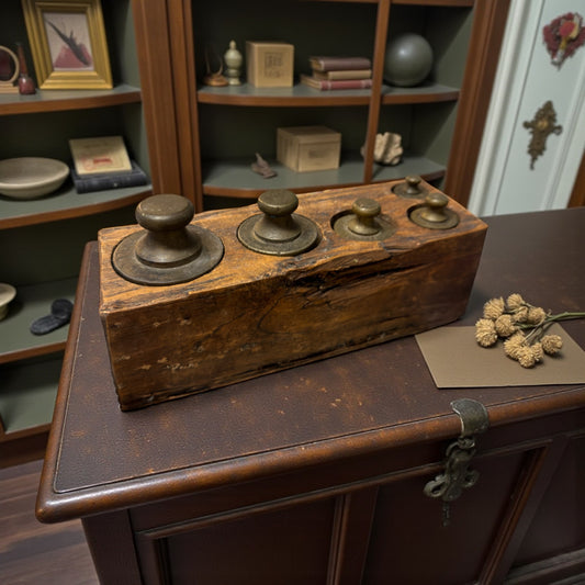 Antica pesiera in legno da bottega completa di pesi in ottone, fine ‘800 - primo ‘900