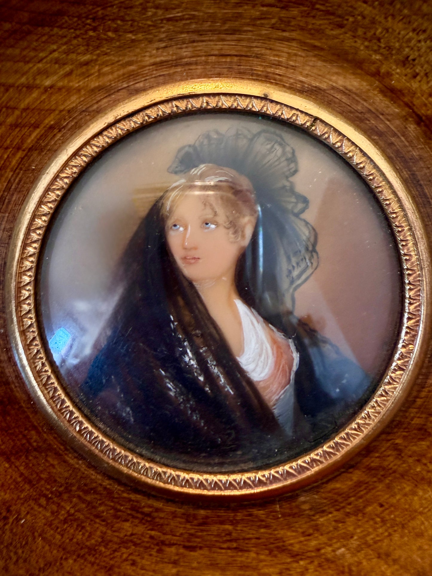 Miniatura antica ritratto di donna in cornice lignea protetta da vetro bombato d’epoca