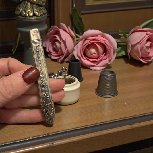 Antico porta aghi francese in argento fine ‘800 con decorazioni floreali