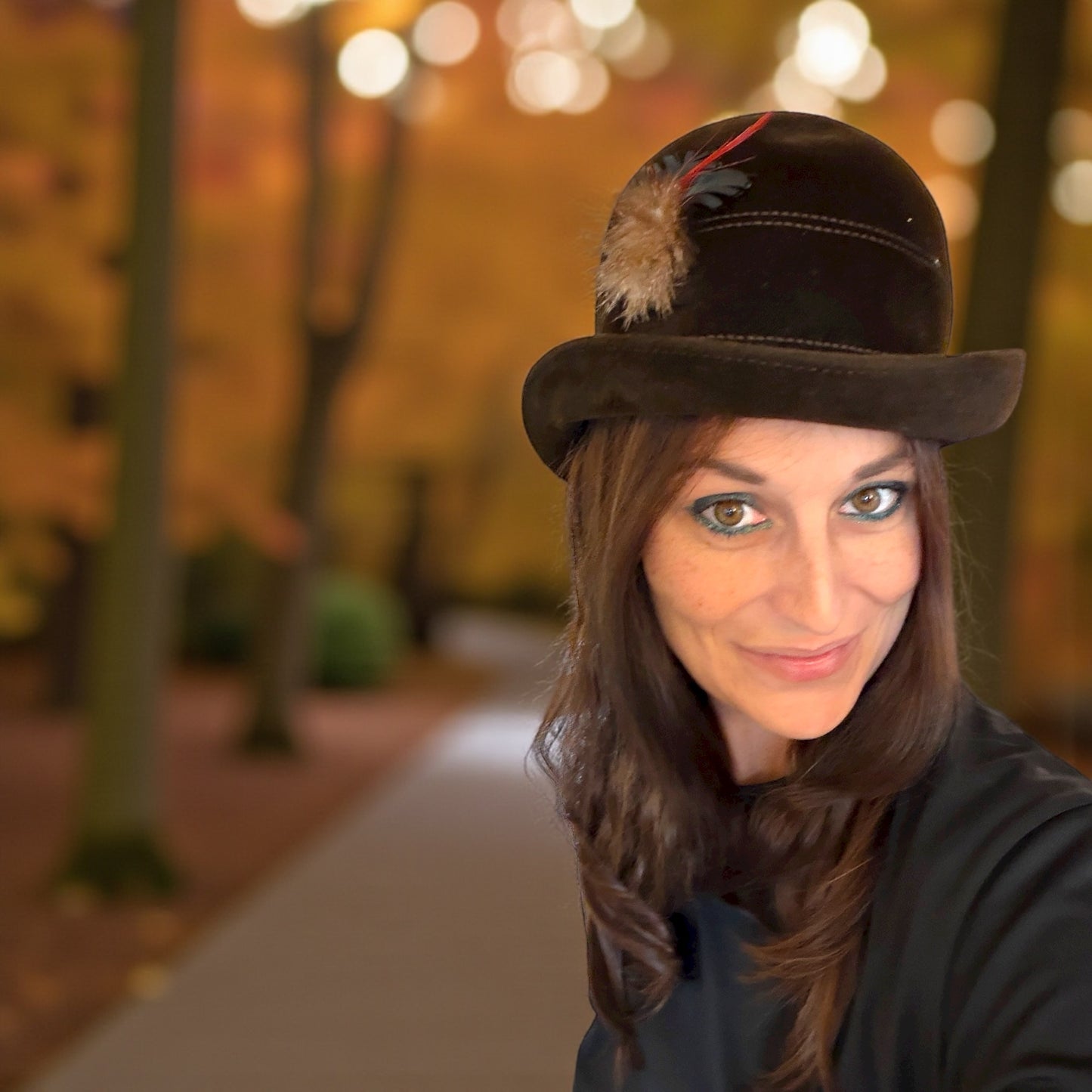 Splendido cappellino vintage in feltro di lana marrone con piuma di gallo cedrone