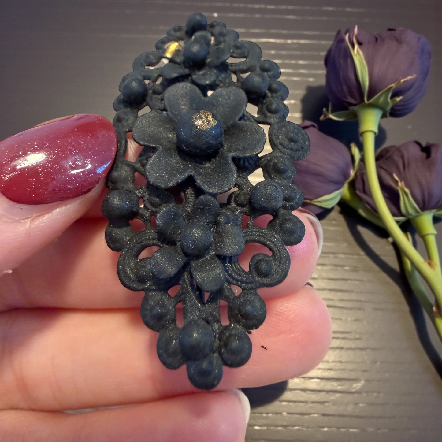 Spilla vittoriana da lutto in princisbecco smaltato opaco, circa 1880