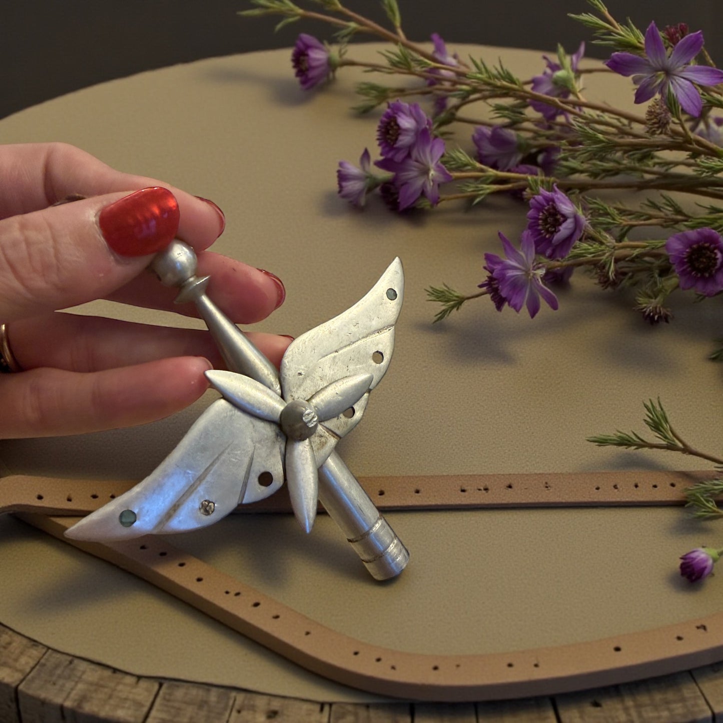 Pendente gioiello tratto da quille militare legata all’aviazione, primo dopoguerra, Francia