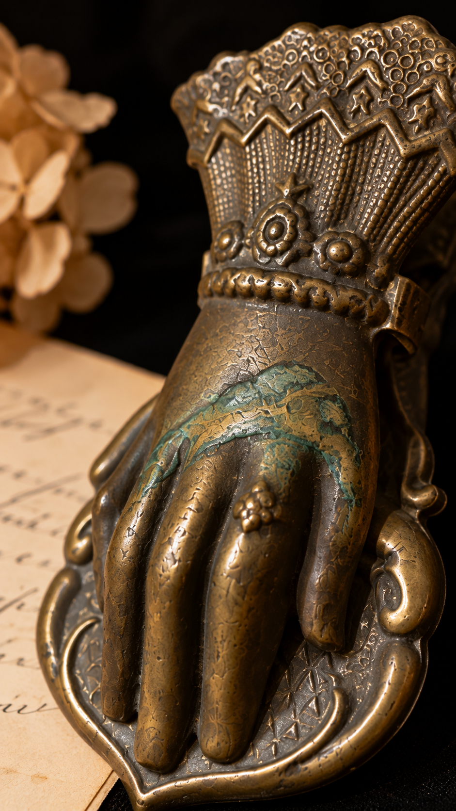 Antica pinza ferma documenti a guisa di mano bronzata