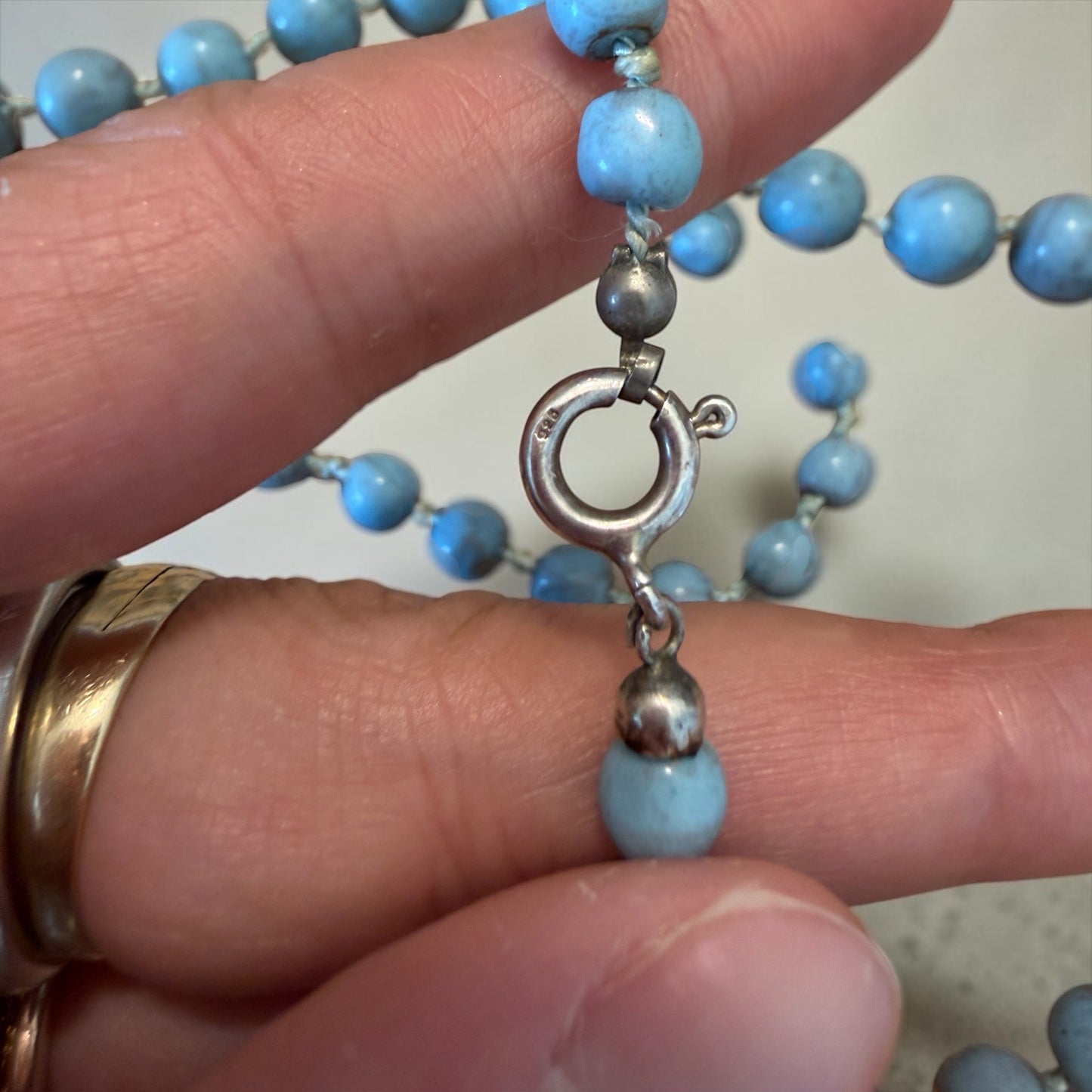 Collana anni ‘50 perle degradé di howlite turchese annodate a mano con chiusura in argento