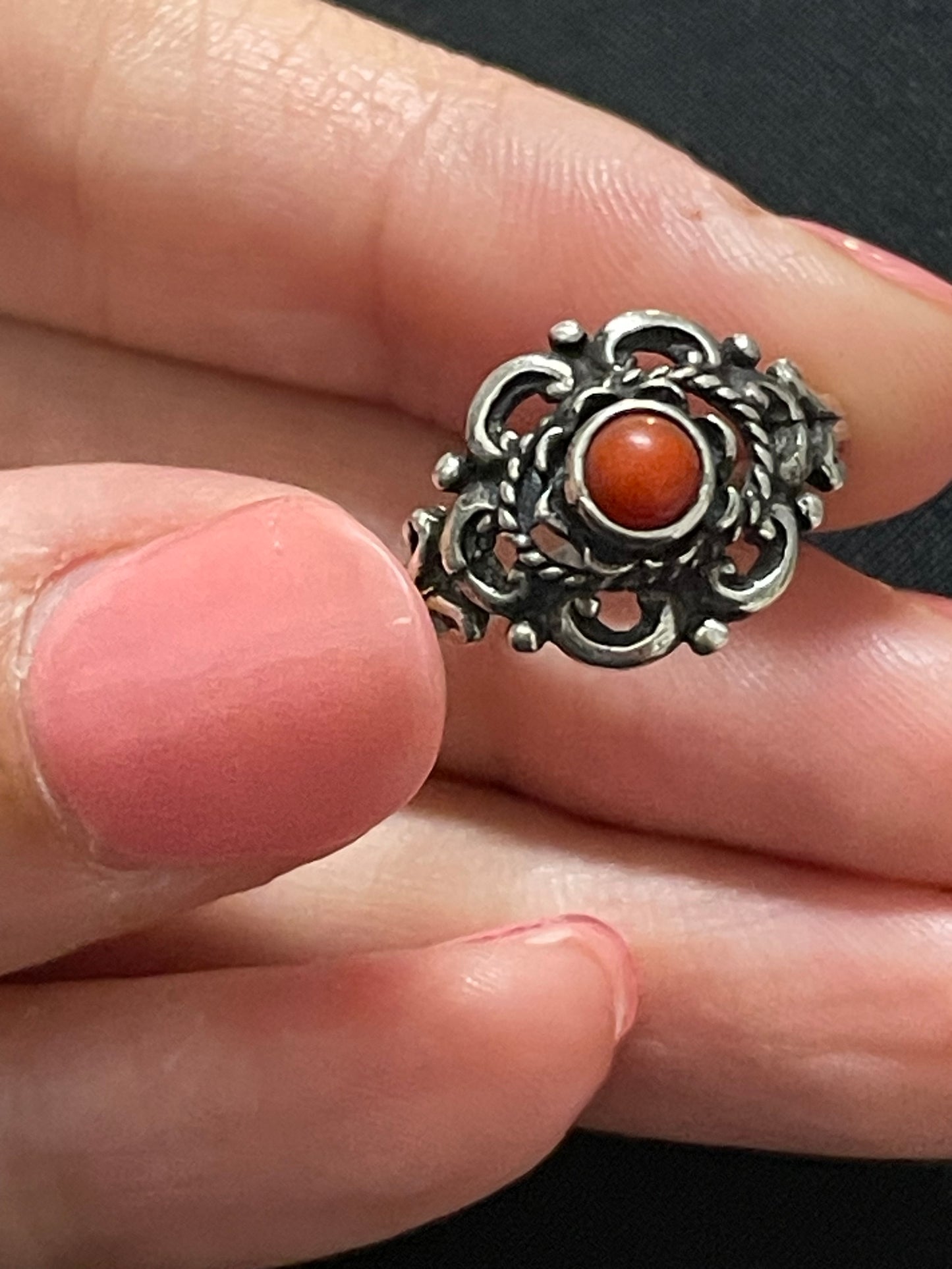 Anello argento 835 e cabochon corallo Mediterraneo, ca anni ‘50, Olanda