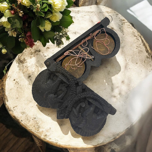 Bilancina da oppio da viaggio in scrigno ligneo a guisa di elefante, seconda metà ‘900