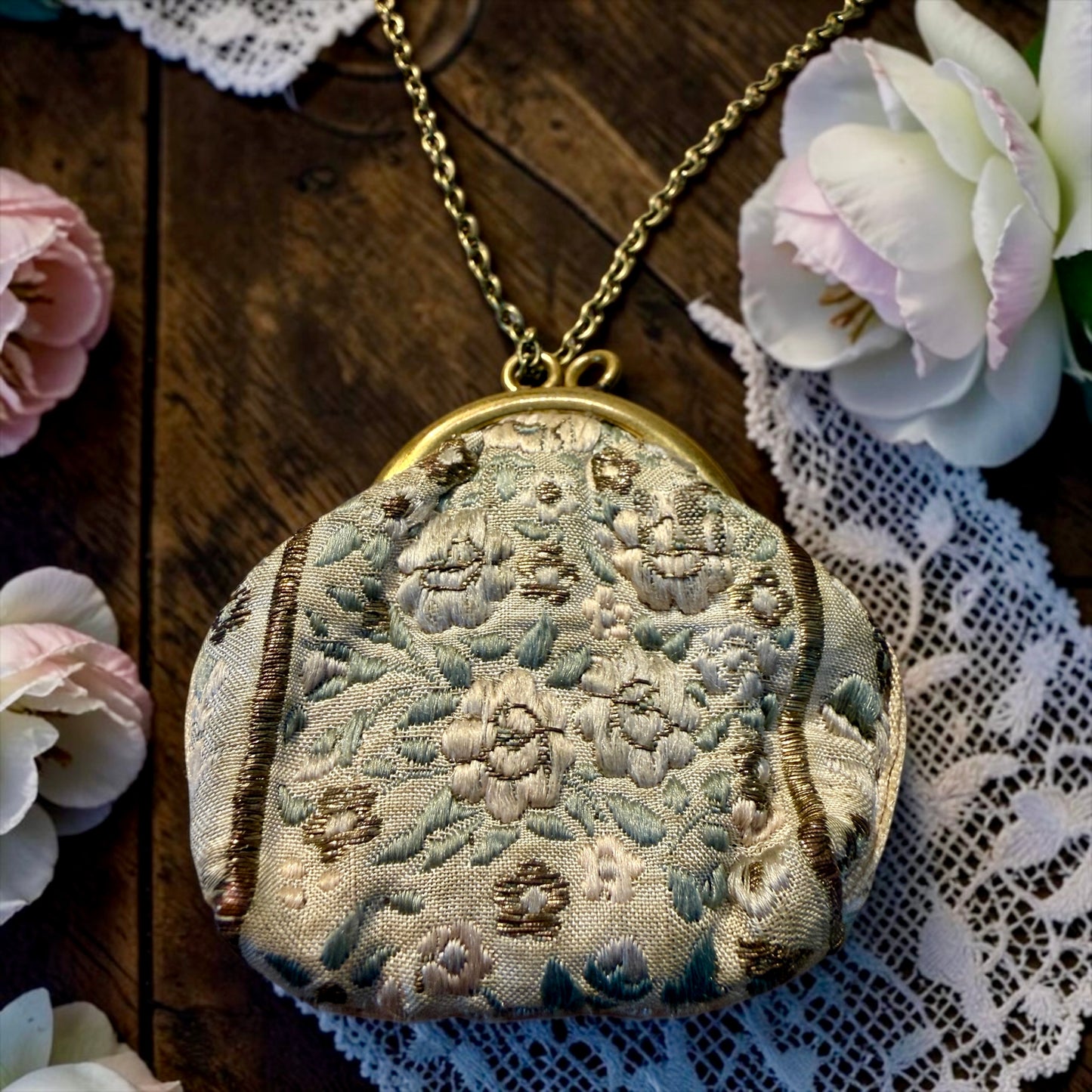 Aumonière d’epoca in jacquard con ricami serici e d’oro, primo ‘900