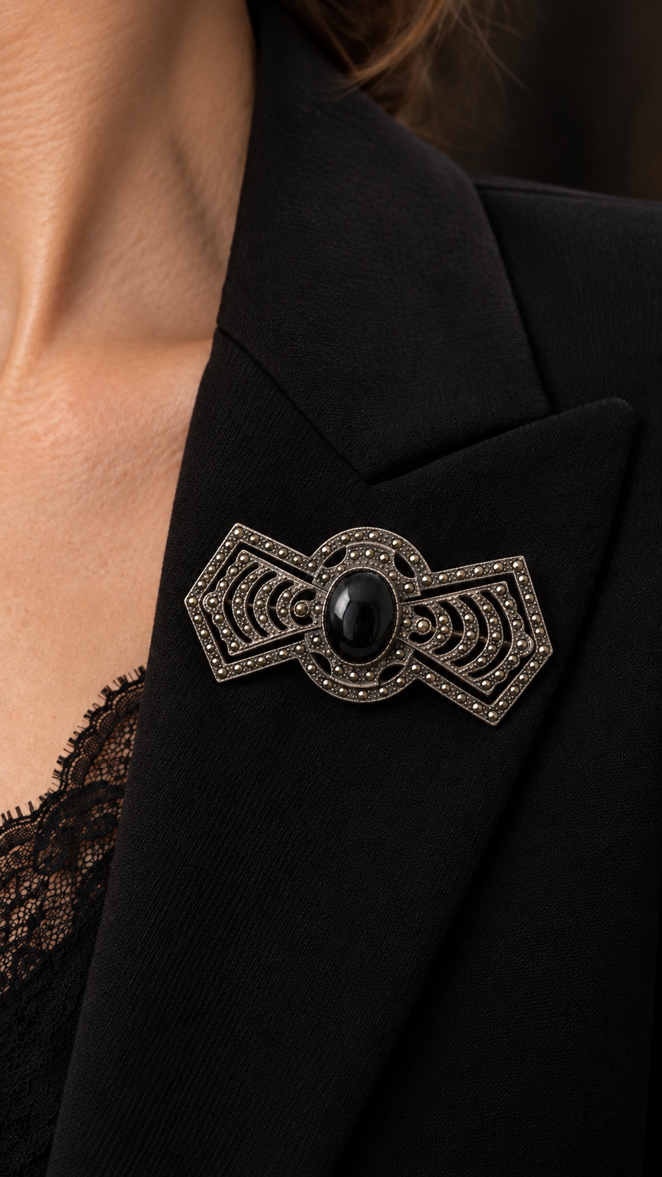 Spilla anni ‘40 in argento massiccio e marcasiti con cabochon nero smaltato