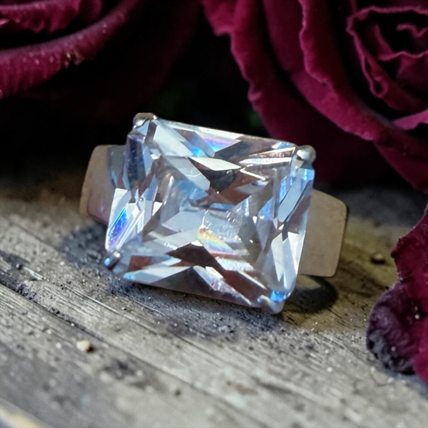 Anello argento 925 con castone e fascione alti e grande zirconia cubica, anni ‘70