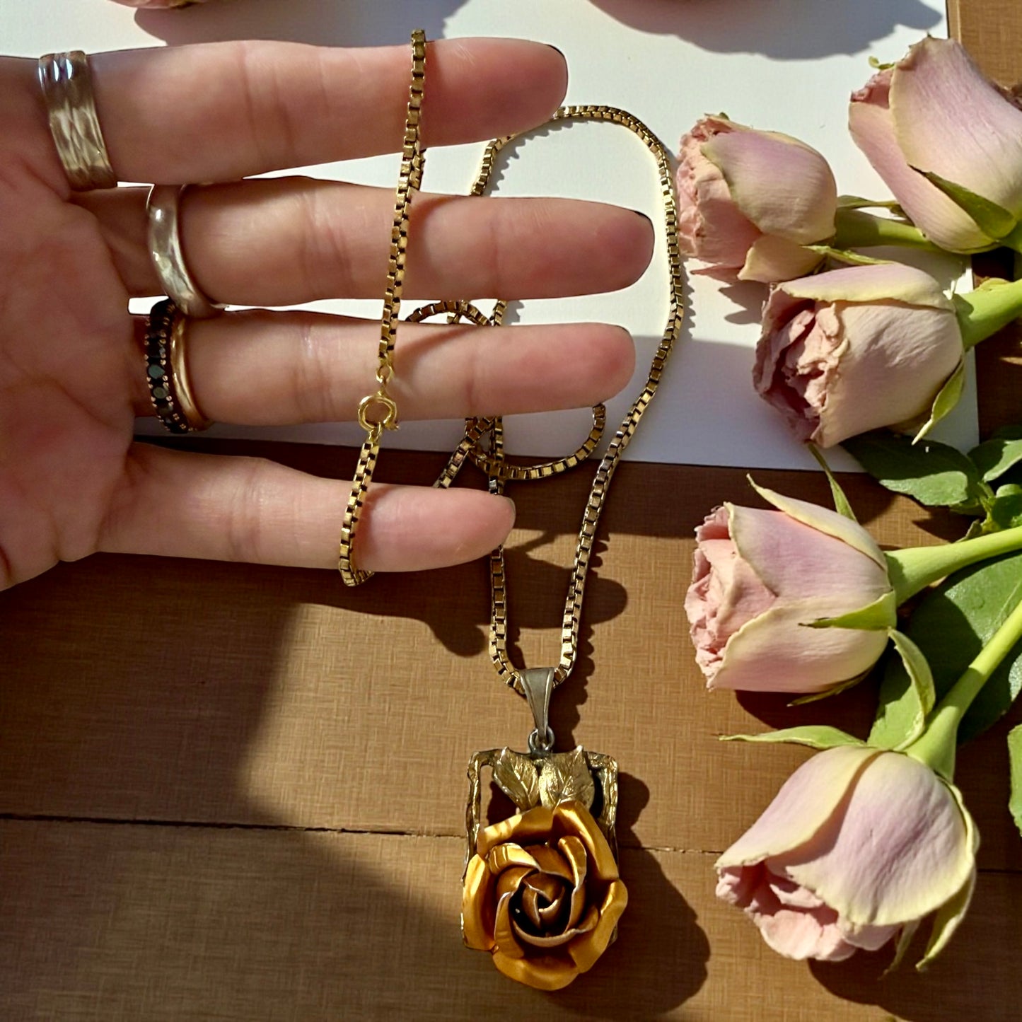 Catena veneziana placcata oro con pendente 60s rosa che sboccia, vintage boho