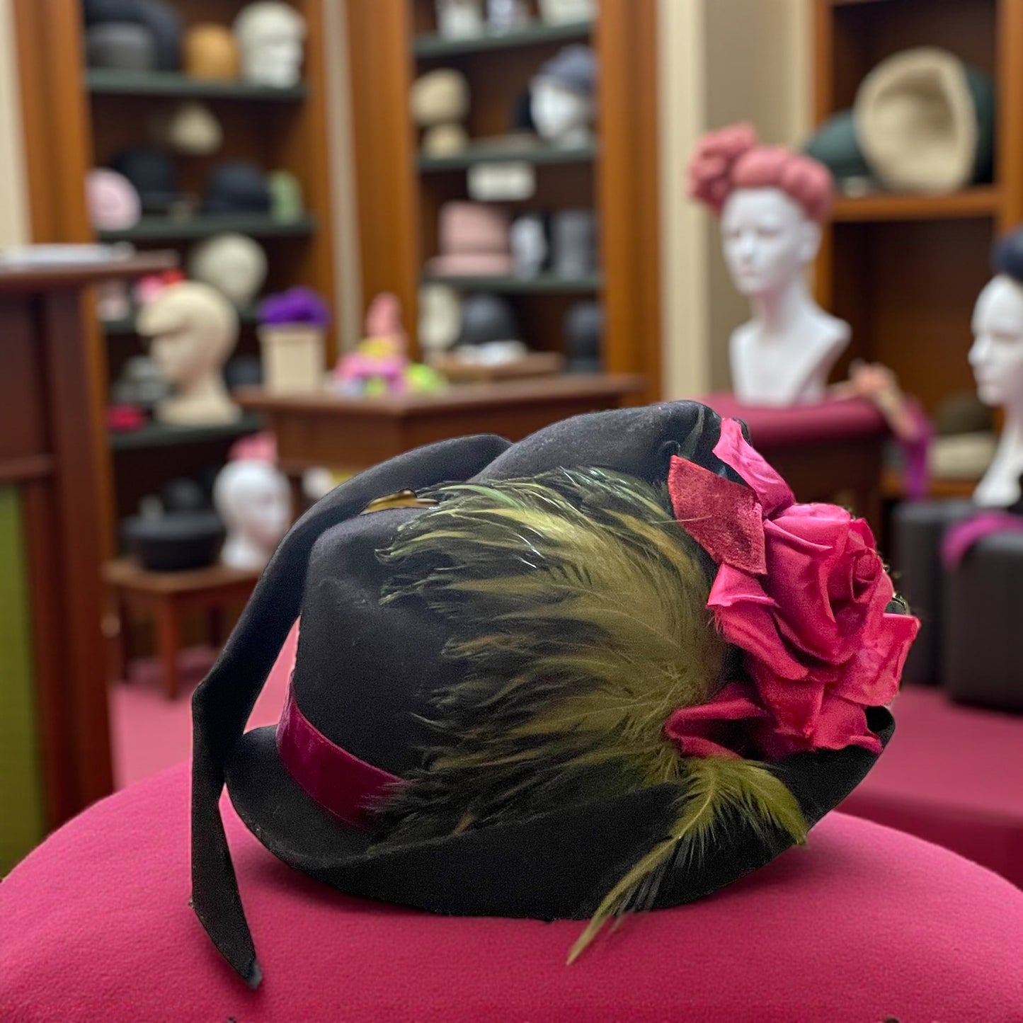 Cappellino anni ‘30 in feltro nero rivisitato da stilista