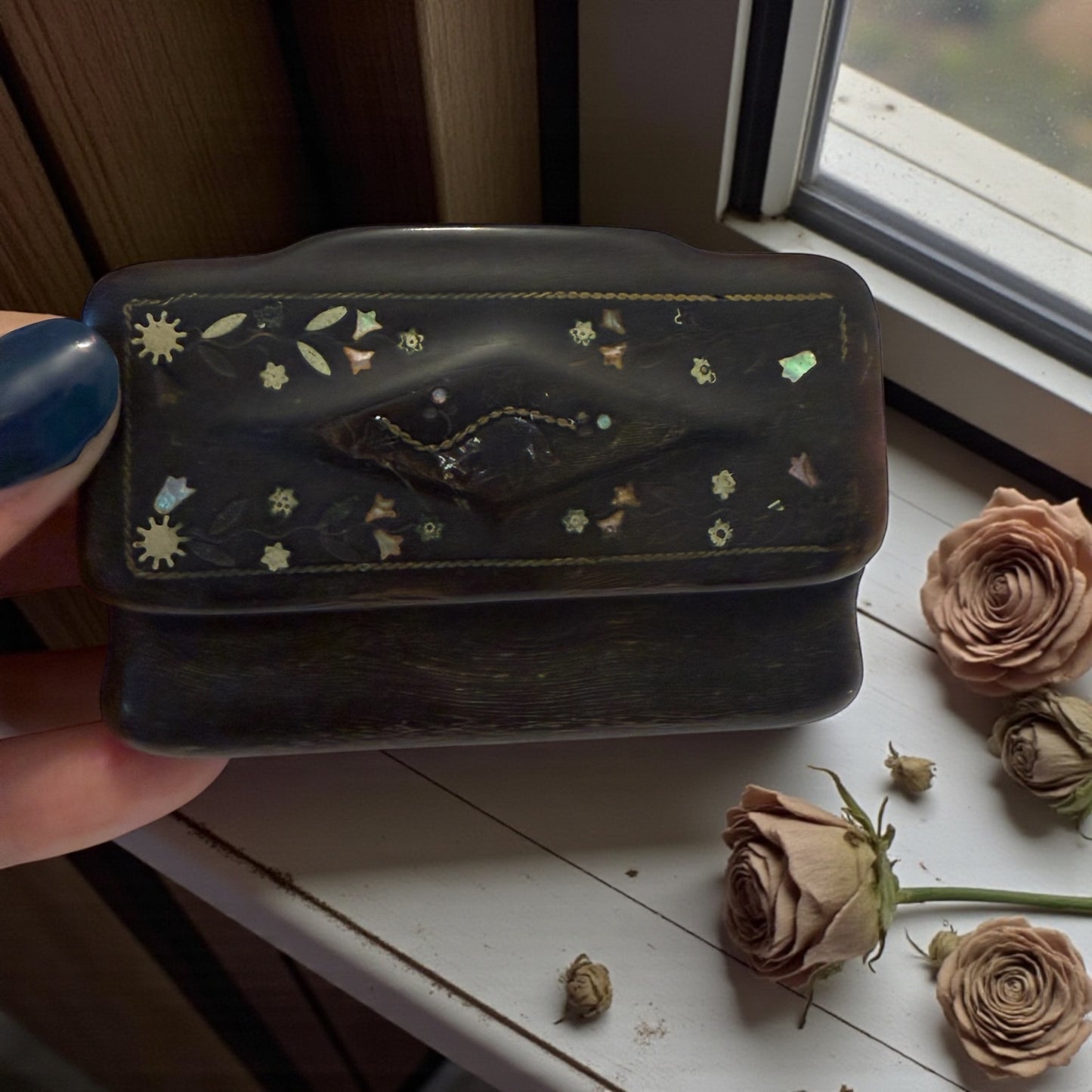 Tabacchiera in corno ottocentesca con decori argentati ed in madreperla