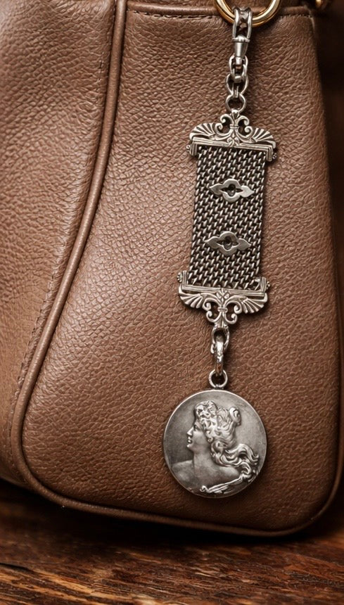 Gioiello catena da panciotto in argento massiccio con medaglia bifacciale Liberty - fine ‘800 primo ‘900