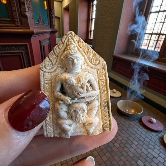 Amuleto thailandese con spirito protettore e teschio, vanitas