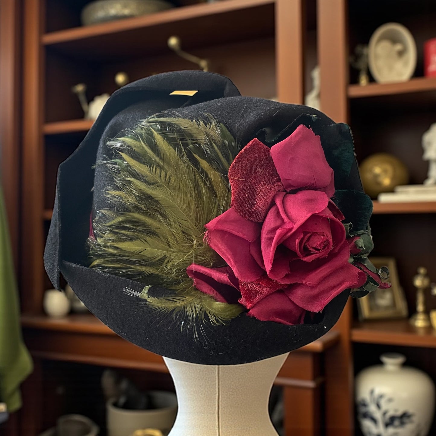 Cappellino anni ‘30 in feltro nero rivisitato da stilista