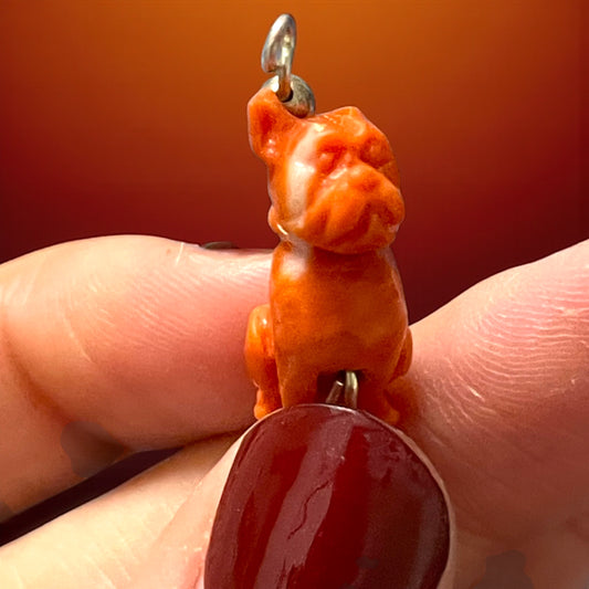 Pendente in autentico corallo montato su argento 925 a guisa di cane 