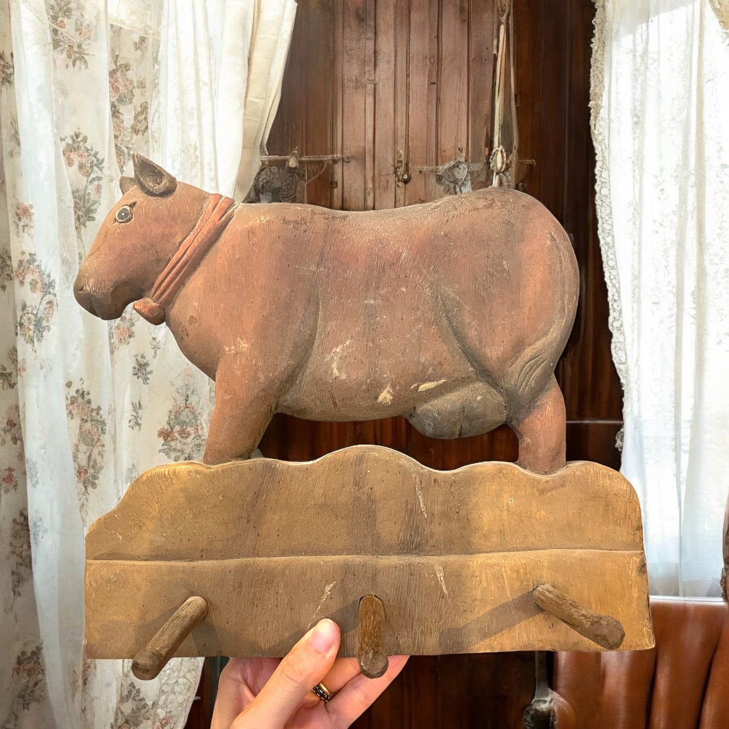 Appendino grande in legno country, anni 50 - 60 a guisa di mucca
