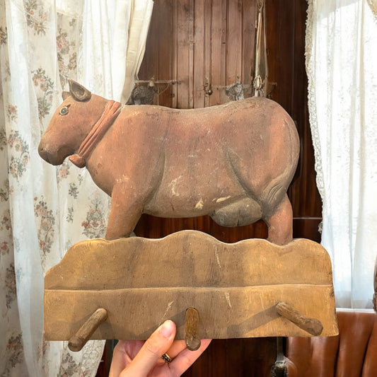 Appendino grande in legno country, anni 50 - 60 a guisa di mucca