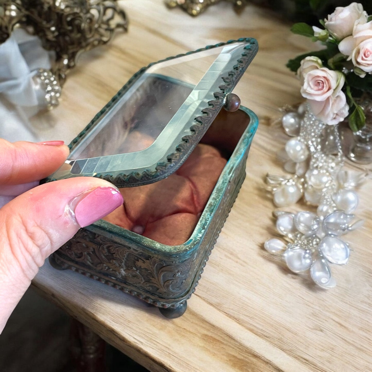 Scrigno porta gioielli Art Nouveau, con lamina argentata e interno in seta rosa antico