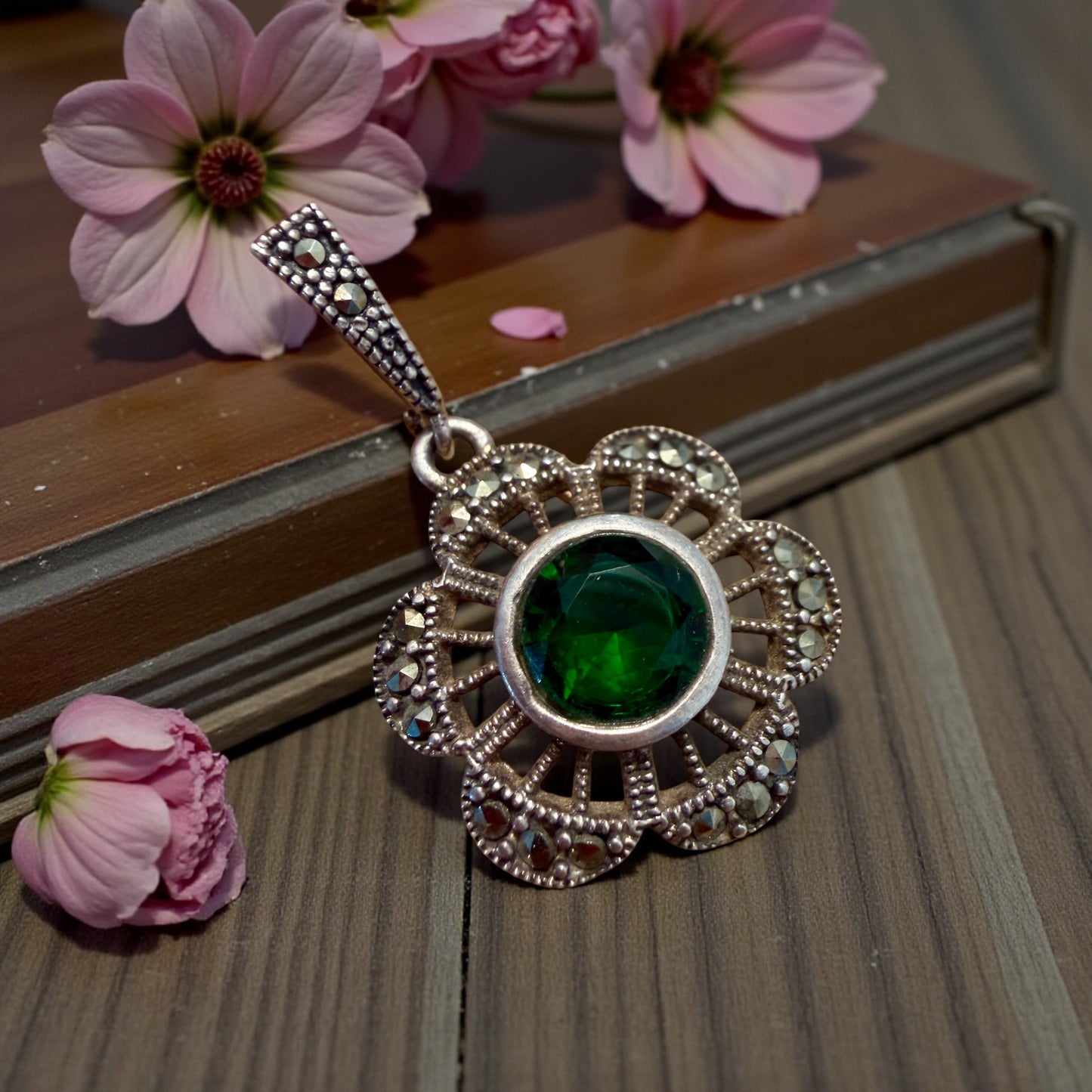 Pendente ciondolo gioiello in argento e marcasiti con cabochon verde