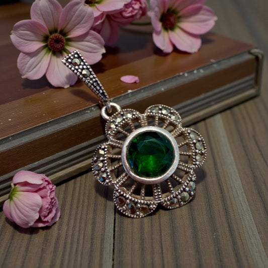 Pendente ciondolo gioiello in argento e marcasiti con cabochon verde