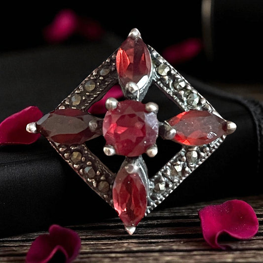 Cocktail ring in argento a montatura traforata con granati e marcasiti