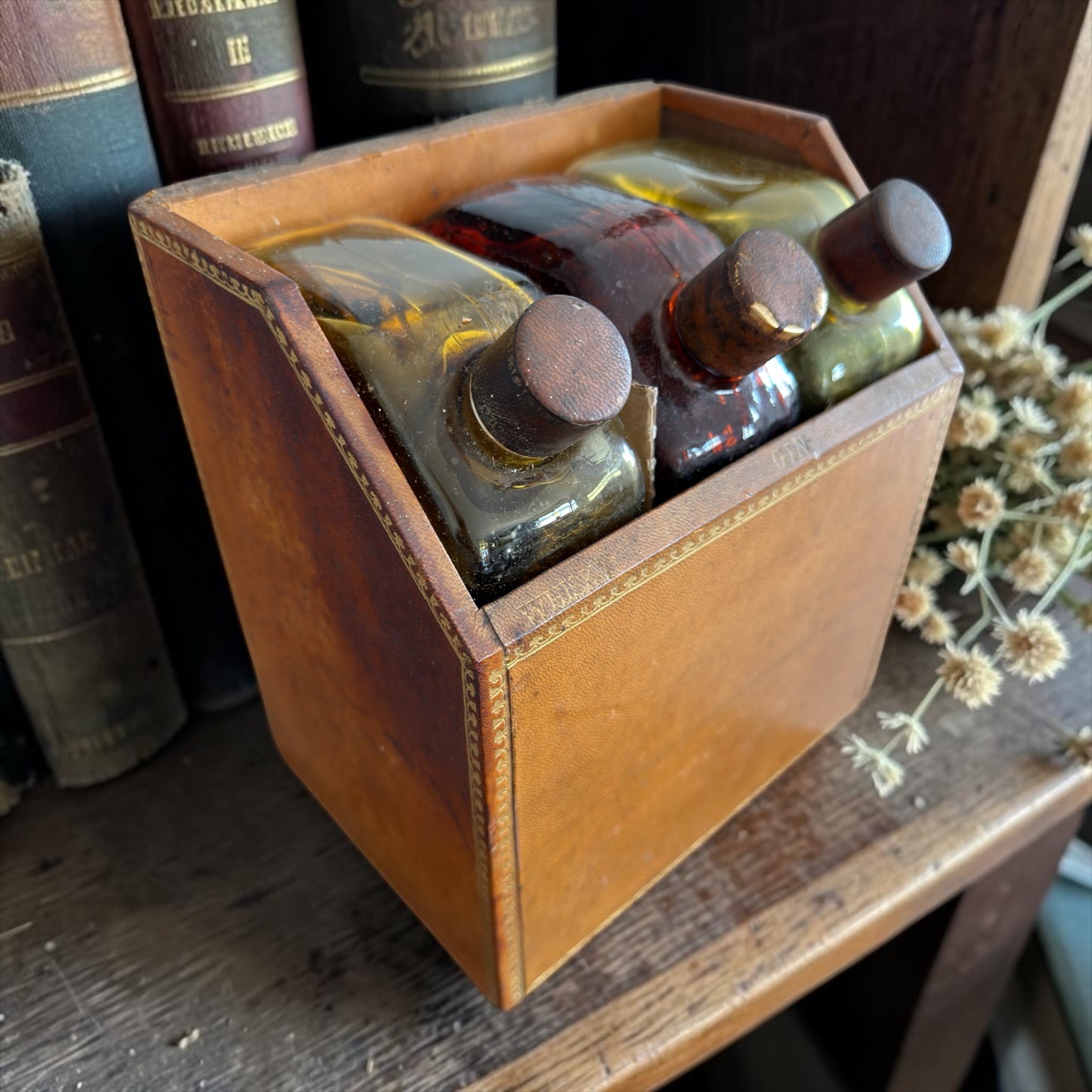 Tantalus anni ‘40, nascondiglio porta liquori a guisa di libri antichi
