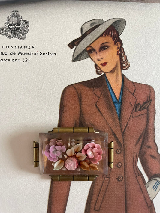 Spilla francese in lucite con formazioni floreali incastonate, fine anni ‘40