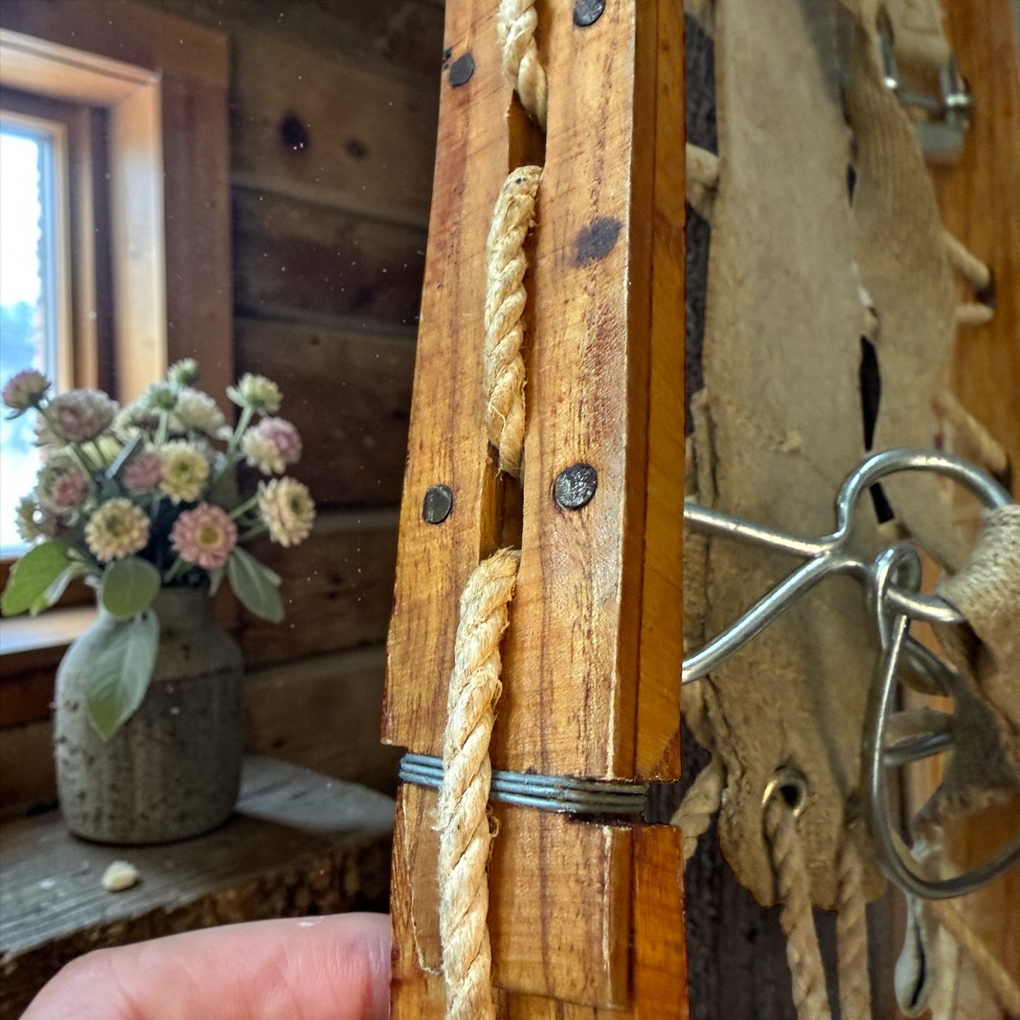 Coppia ciaspole in legno incurvato e corda, francesi, anni ‘50