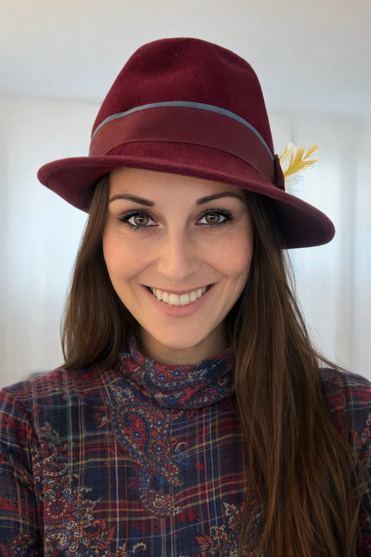 Cappello Borgogna con gros-grain color petrolio e piume, ispirazione cloche anni ‘20, produzione anni ‘50-‘60