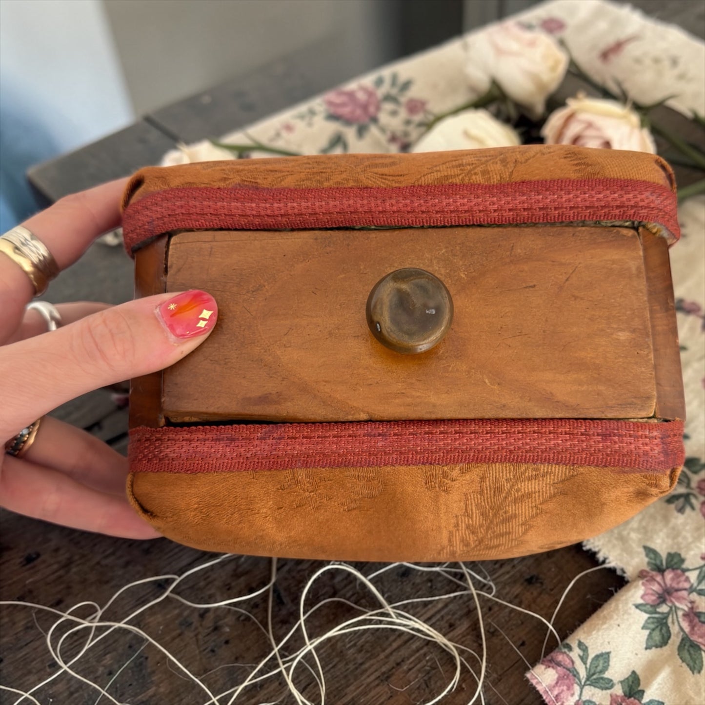 Mobiletto porta cucito, cassetto compartimentato e doppio pin cushion, anni 20-30