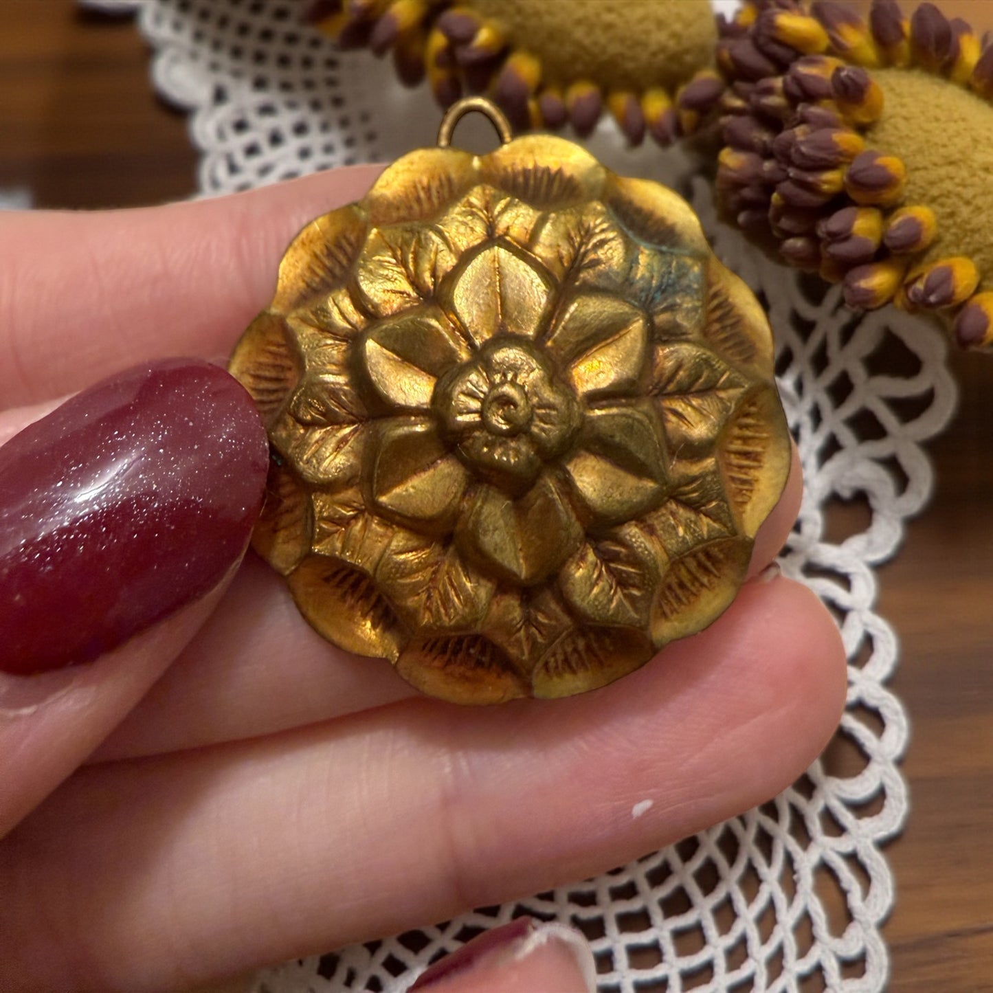 Pendente antico in princisbecco a guisa di fiore con molte corolle, utilizzabile anche come gioiello da abito, fine ‘800 - primo ‘900