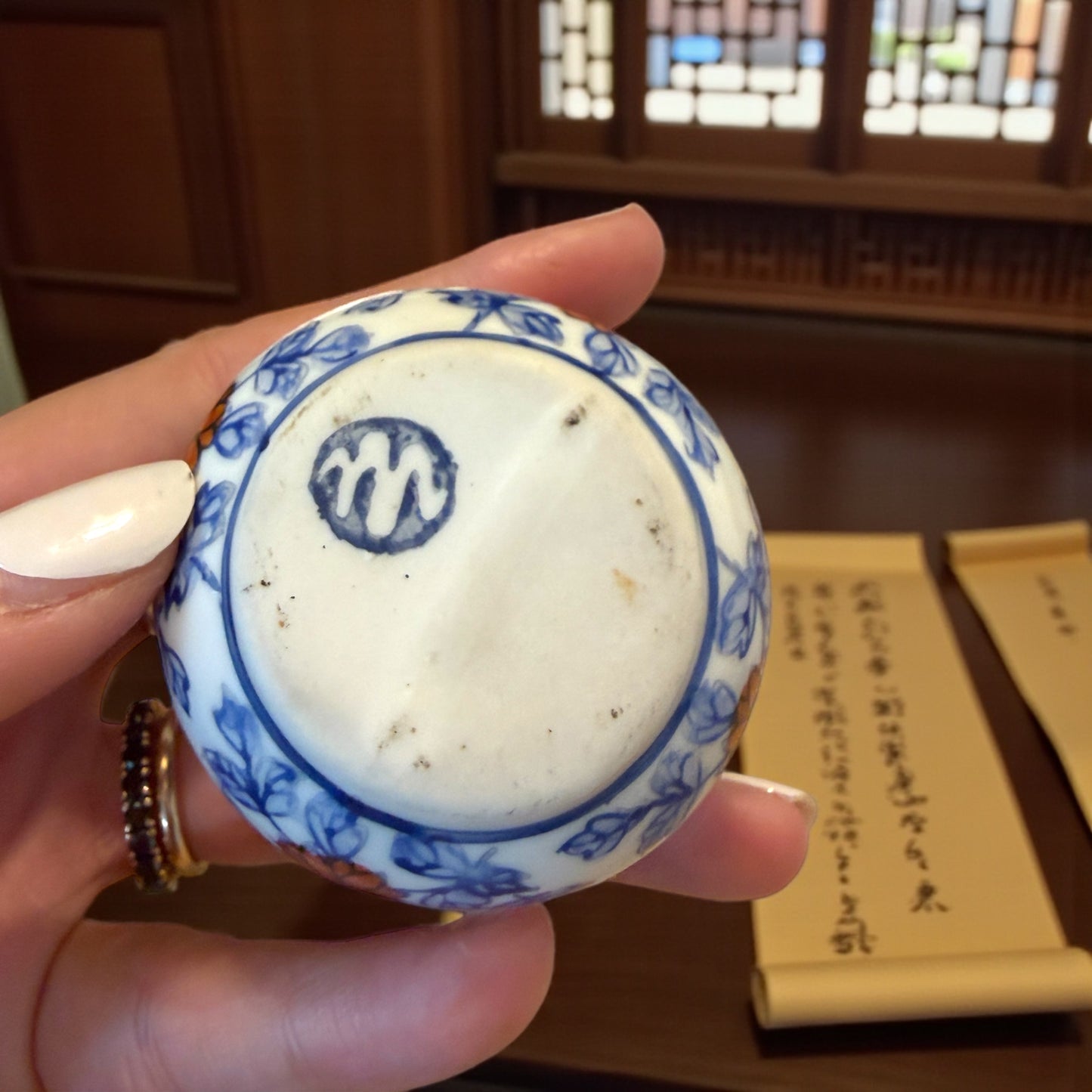 Snuff Bottle in ceramica smaltata a decori rossi e blu, tappo in quarzo rosa