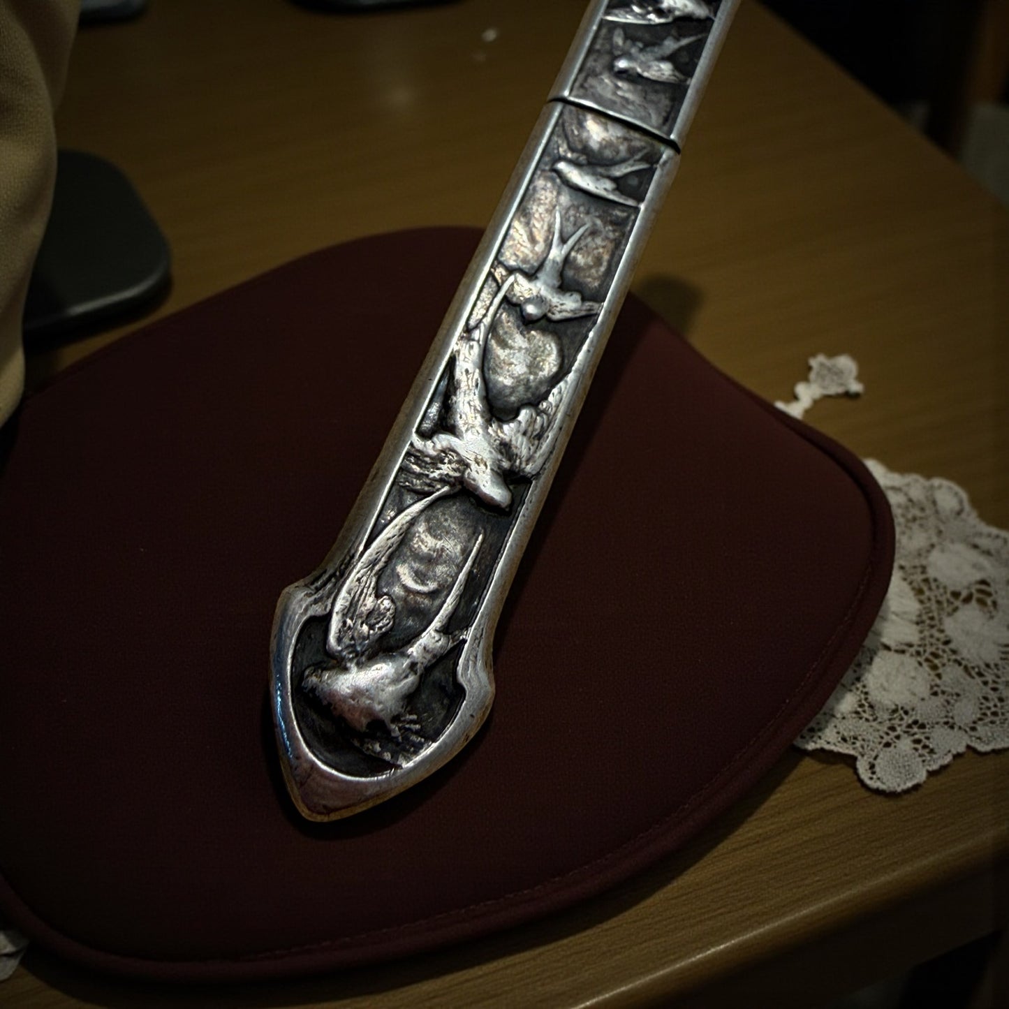 Porta aghi in argento punzonato con rondini, Art Nouveau, fine ‘800 con bodkin in argento e piccolo poinçon