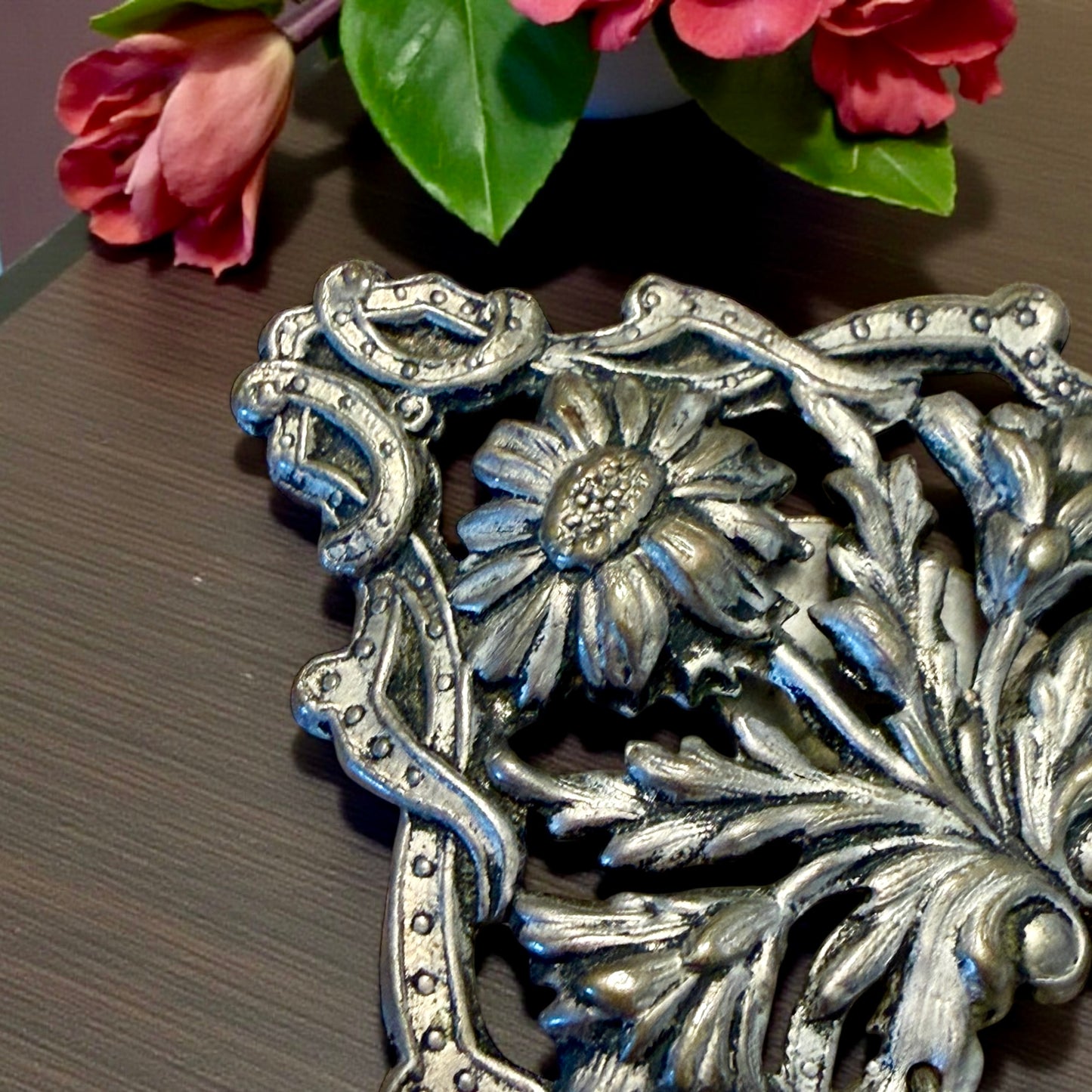 Antica Chatelaine da cintura con quattro catene, motivo floreale con margherita