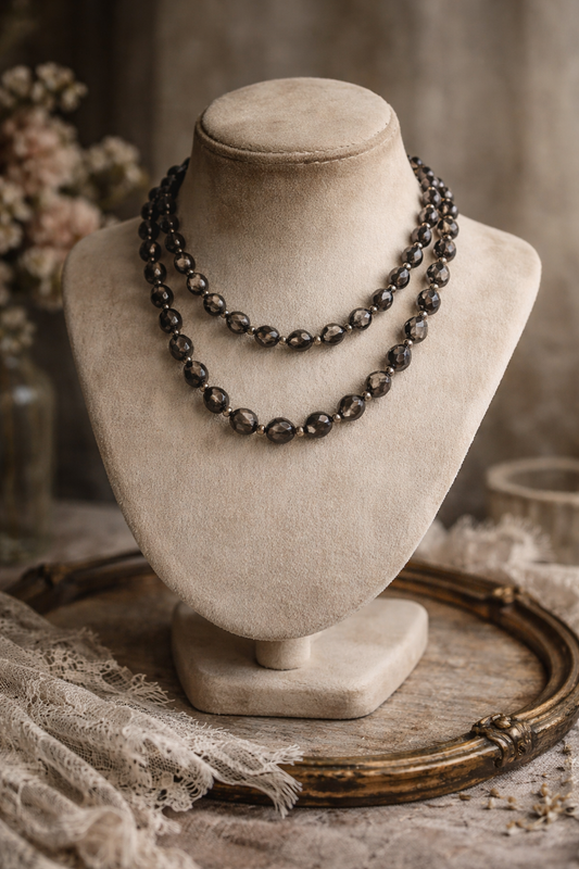 Collana lunga in perle sfaccettate smoky glass fine anni ‘40 annodata a mano