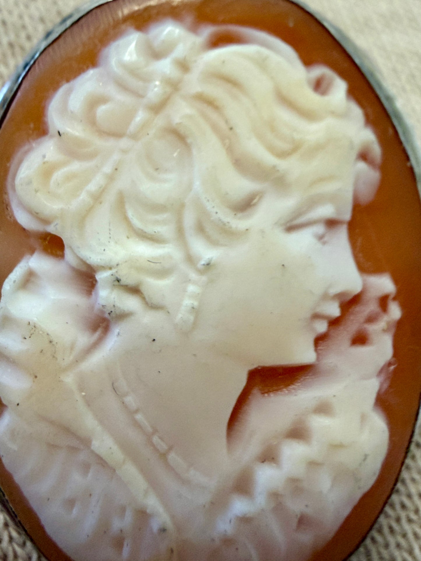 Cammeo su conchiglia in cornice d’argento, doppia funzione spilla & pendente, ca anni ‘50