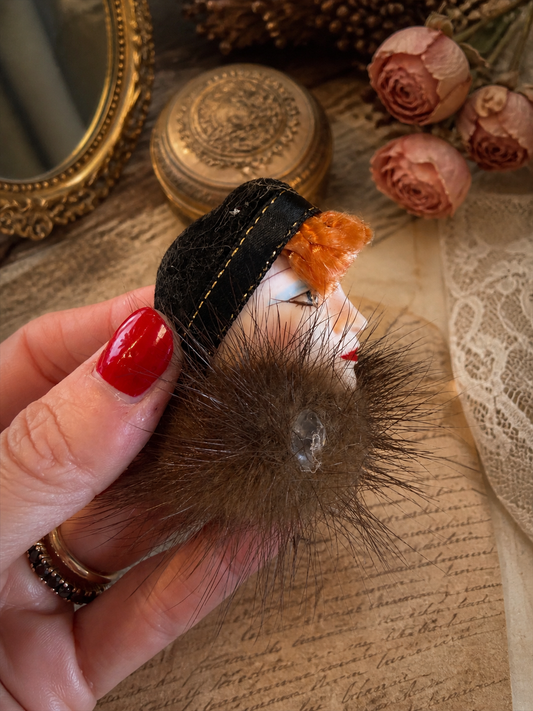 Spilla vintage Ladyhead con capelli ramati e pelliccia