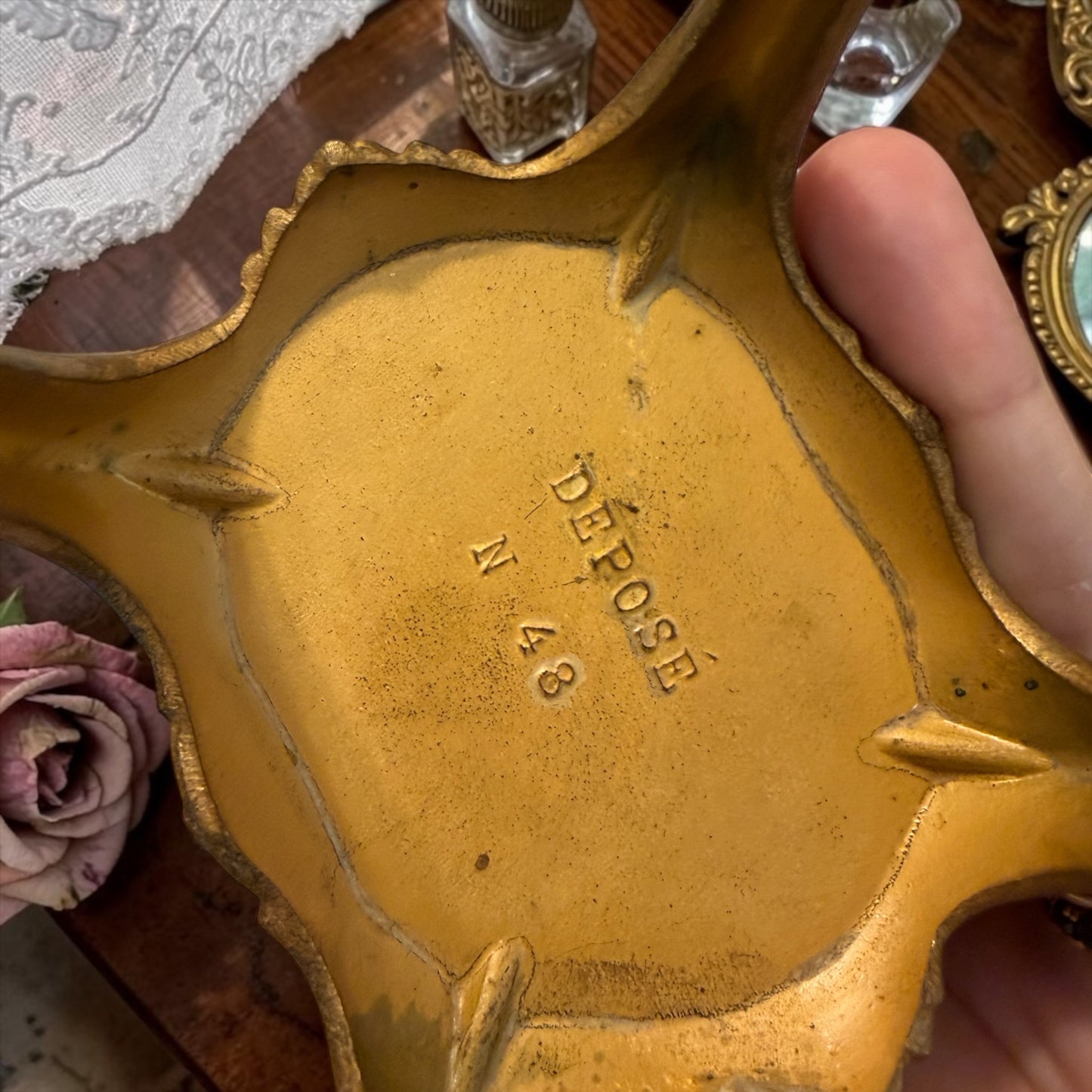 Scrigno porta gioielli francese a guisa di mobile da boudoir con interno in raso di seta